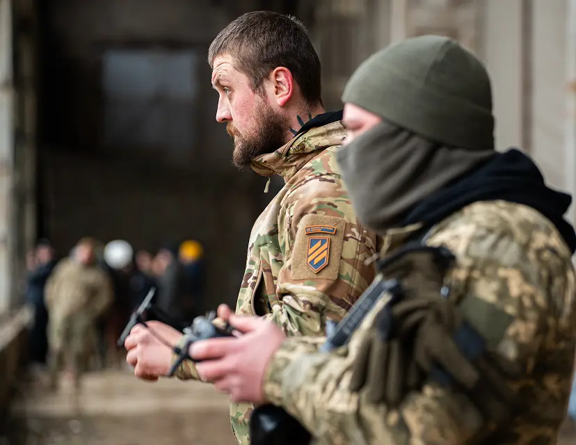 Інструктори керують дроном під час польових занять на тестовому тижні